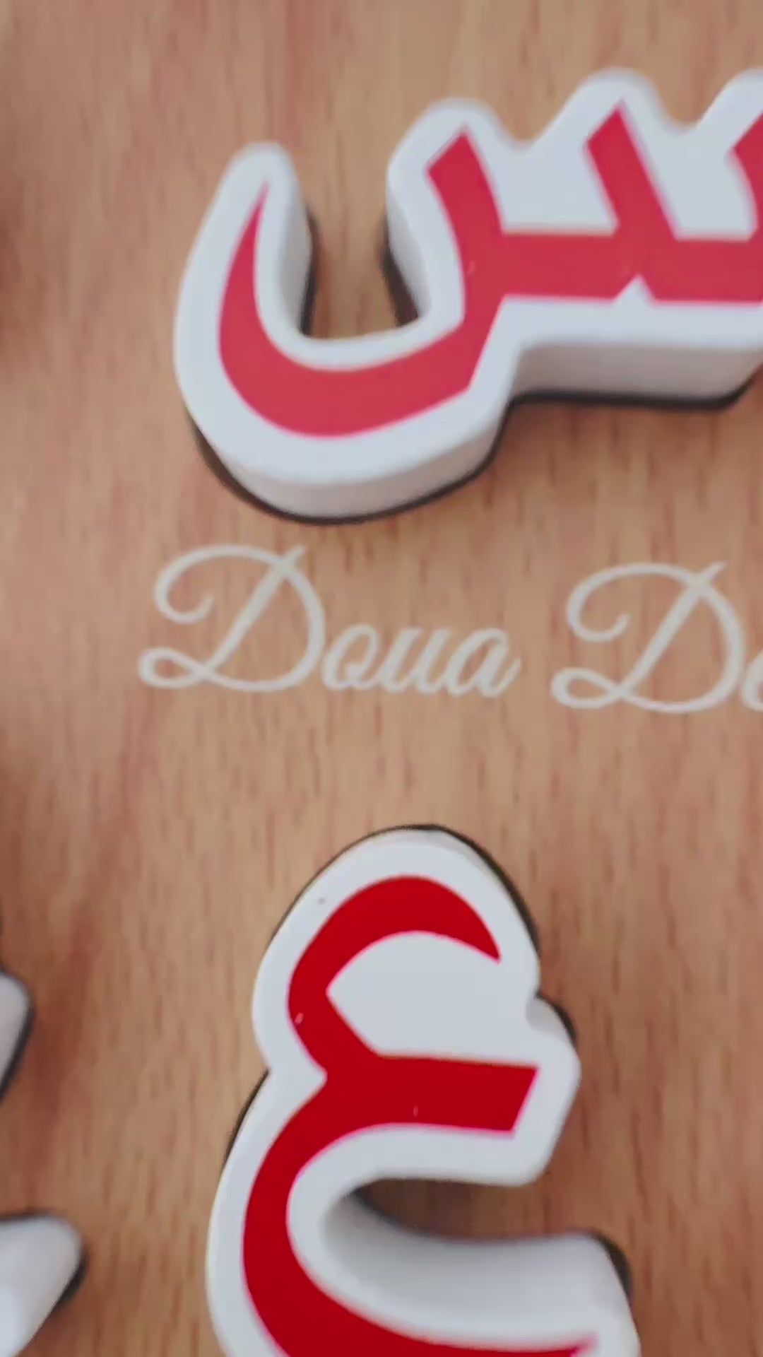Charger la vidéo : Conçu pour développer la motricité fine, la mémoire visuelle et l’amour de l’apprentissage, il accompagne enfants et débutants dans la découverte de chaque caractère arabe